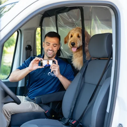 Pet transport agent providing live video update to owne